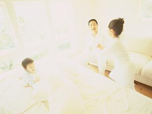 大阪で結婚指輪を求めているカップルに